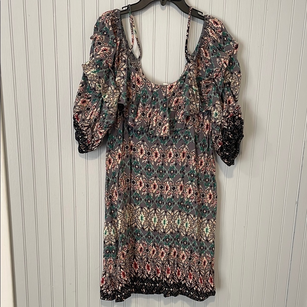 Entro Gray Floral Ruffled Puff Sleeve Cold Shoulder Dress | Medium